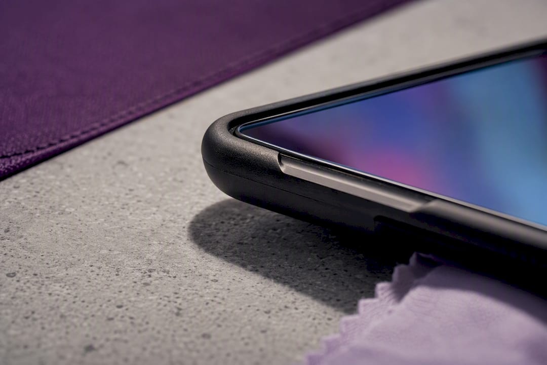 Case lip pressing against protector edge