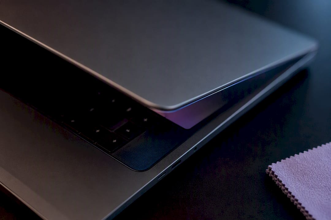 Laptop lid closing near protected display