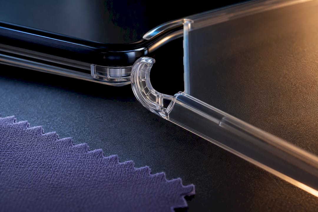 Transparent hybrid case corner detail
